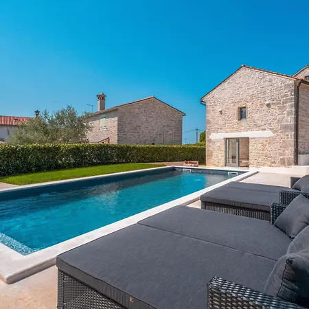 Mit Pool Fuer 8 Personen, Grossem Garten, Unweit Von Porec, Ideal Fuer Groessere Familien Mit Kindern,