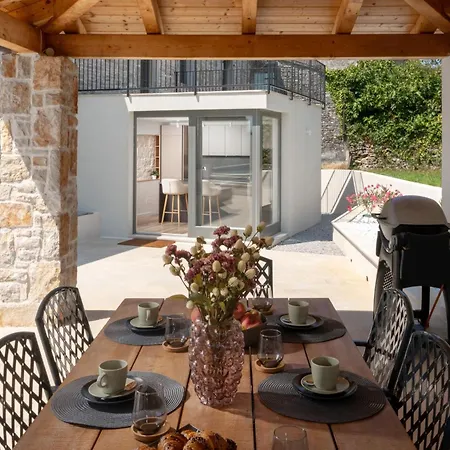 Mit Pool Fuer 8 Personen, Grossem Garten, Unweit Von Porec, Ideal Fuer Groessere Familien Mit Kindern,