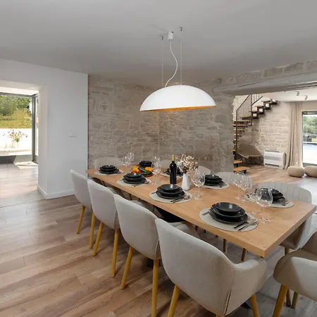 Mit Pool Fuer 8 Personen, Grossem Garten, Unweit Von Porec, Ideal Fuer Groessere Familien Mit Kindern, Orbanici