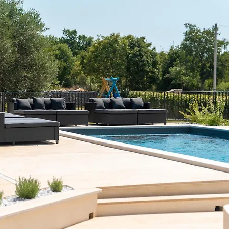 Holiday home Mit Pool Fuer 8 Personen, Grossem Garten, Unweit Von Porec, Ideal Fuer Groessere Familien Mit Kindern, *
