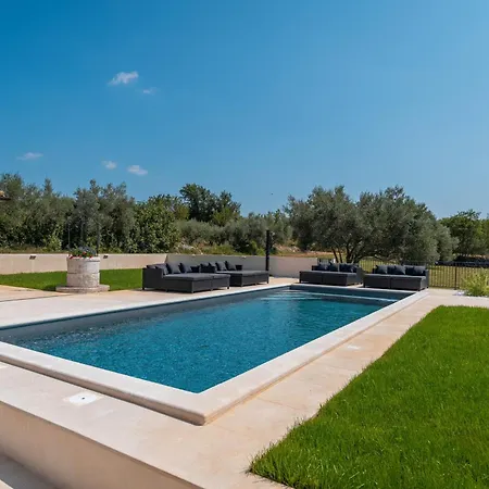 Mit Pool Fuer 8 Personen, Grossem Garten, Unweit Von Porec, Ideal Fuer Groessere Familien Mit Kindern, Holiday home Orbanici