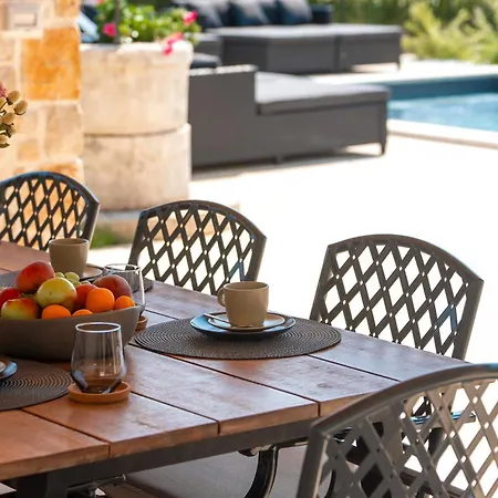 Holiday home Mit Pool Fuer 8 Personen, Grossem Garten, Unweit Von Porec, Ideal Fuer Groessere Familien Mit Kindern,