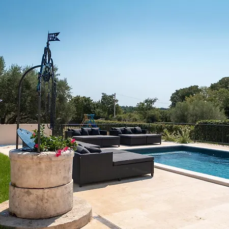 Mit Pool Fuer 8 Personen, Grossem Garten, Unweit Von Porec, Ideal Fuer Groessere Familien Mit Kindern, Holiday home Orbanici