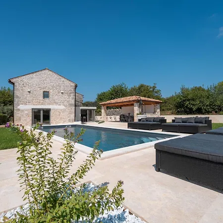 Mit Pool Fuer 8 Personen, Grossem Garten, Unweit Von Porec, Ideal Fuer Groessere Familien Mit Kindern, *