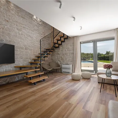 Holiday home Mit Pool Fuer 8 Personen, Grossem Garten, Unweit Von Porec, Ideal Fuer Groessere Familien Mit Kindern, Orbanici