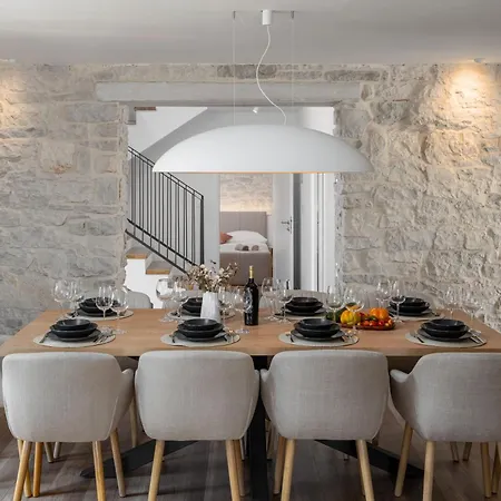 Mit Pool Fuer 8 Personen, Grossem Garten, Unweit Von Porec, Ideal Fuer Groessere Familien Mit Kindern,