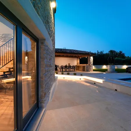 Holiday home Mit Pool Fuer 8 Personen, Grossem Garten, Unweit Von Porec, Ideal Fuer Groessere Familien Mit Kindern,