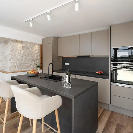 Mit Pool Fuer 8 Personen, Grossem Garten, Unweit Von Porec, Ideal Fuer Groessere Familien Mit Kindern, Holiday home Orbanici