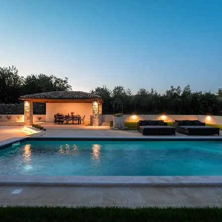 Holiday home Mit Pool Fuer 8 Personen, Grossem Garten, Unweit Von Porec, Ideal Fuer Groessere Familien Mit Kindern, *