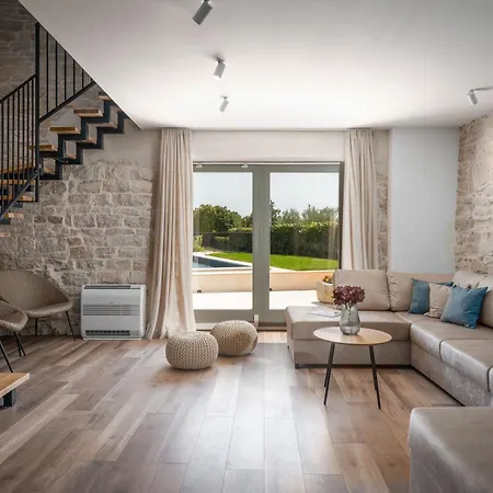 Mit Pool Fuer 8 Personen, Grossem Garten, Unweit Von Porec, Ideal Fuer Groessere Familien Mit Kindern, Orbanici
